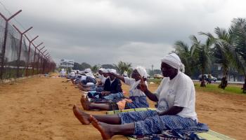 إيبولا - نساء يصلين بالقرب من مقر رئيس ليبيريا