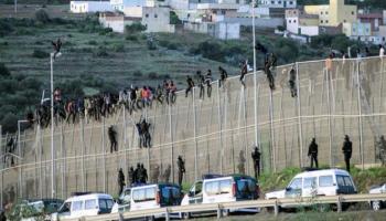 مهاجرون غير شرعيين يحاولون الدخول إلى إسبانيا عبر مليلية(تويتر)