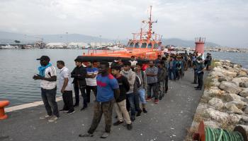 يتواصل تدفق المهاجرين على أوروبا عبر المتوسط (كارلوس جيل/Getty)