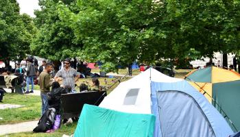 مخيم مهاجرين عشوائي في قلب سراييفو (إلفيس باروكيك/فرانس برس)