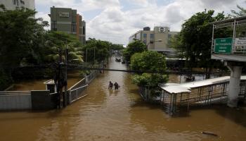 أغرقت الفيضانات والسيول شوارع جاكرتا (أديتيا إيراوان/getty) 
