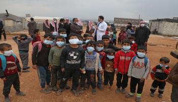 مخاوف من تفشي كورونا بمخيمات النازحين السوريين (فرانس برس)