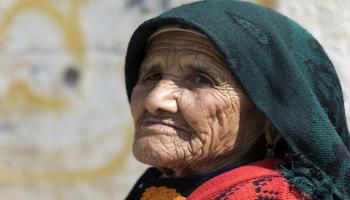 سيدة فلسطينية مسنة في غزة(محمد عابد/فرانس برس)