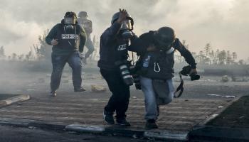 جنود الاحتلال الاعتداء على الصحافيين (عباس موماني/فرانس برس)