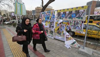 الناخبون الإيرانيون يتوجهون لصناديق الاقتراع (Getty)