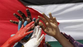 علم فلسطين بأيدي طلاب في لبنان- فرانس برس