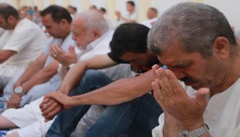 يطالب الجزائريون بإعادة فتح المساجد (العربي الجديد)