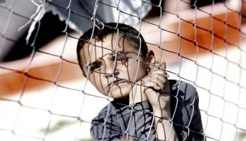 طفل مهاجر في مخيم على الحدود الصربية المجرية- Getty