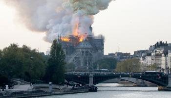 حريق كاتدرائية نوتردام في باريس (فرانسوا غويلوت/فرانس برس)