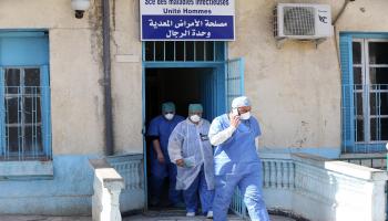 تطالب الطواقم الطبية في الجزائر بتحسين أوضاعهم (بلال بنسالم/Getty)