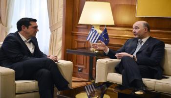 المفوض الأوروبي ورئيس وزراء اليونان-اقتصاد-18-2-2017 (لويزا غولياماكي/فرانس برس)