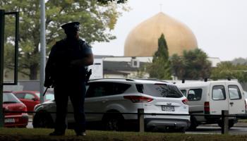 نيوزيلندا/الشرطة أمام المسجد/سانكا فيداناجاما/Getty