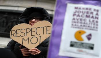 فرنسية تطالب بالمساواة في مظاهرة بباريس (توماس سامسون/فرانس برس)