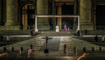قداس الجمعة العظيمة بلا مصلون في الفاتيكان (ريكاردو ديلوكا/الأناضول)