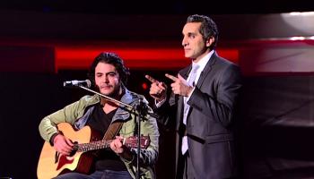 باسم يوسف مع احد اعضاء "كاريوكي"