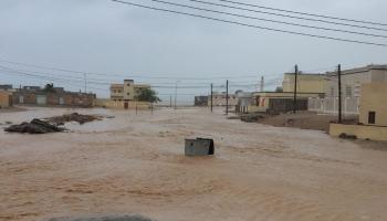 الإعصار ميكونو يضرب سلطنة عمان (تويتر)