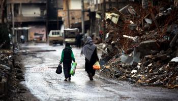 سوريون في الرقة وسط الدمار - سورية - مجتمع