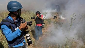 صحافيان خلال تغطية المواجهات شرق غزة(عبد الحكيم أبو رياش)