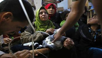 عشرات العيادات غير المرخصة في بغداد (كارولين كول/Getty)