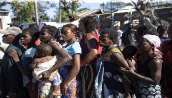 ينتظرون تلقي المساعدات الإغاثية في موزامبيق (غوخان بالسي/الأناضول)