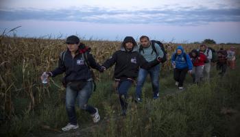 اللاجئون يواصلون التوافد على أوربا (GETTY)