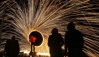 الألعاب النارية/السنة الجديدة/NurPhoto/عز الزنون/Getty
