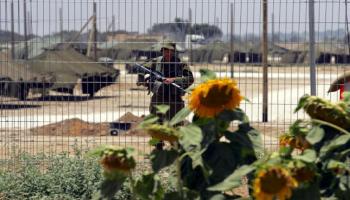 جنود الاحتلال الإسرائيلي وسط أراضي زراعية بغزة