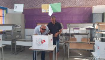 ذوو إعاقة يمارسون حقهم الانتخابي في تونس (العربي الجديد)