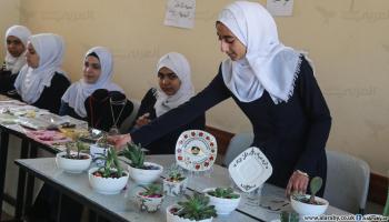 مشروع مشغولات يدوية لطالبات من غزة(عبد الحكيم أبو رياش)