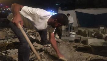 مقدسيون يعيدون بناء منزل هدمه الاحتلال(محمد الفاتح)