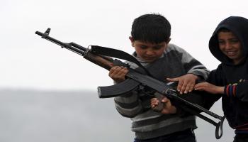 أطفال سورية مسلحون