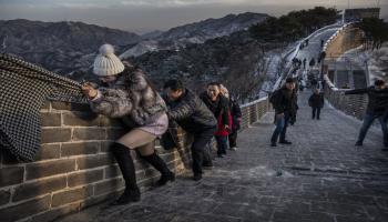سور الصين العظيم يستقطب ملايين السياح (Getty)