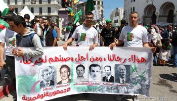 شبان جزائريون وتظاهرة عام 2019 - الجزائر - مجتمع