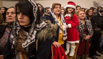 يحرص العراقيون على الاحتفال بأعياد الميلاد (كريس مكجارث/ Getty)