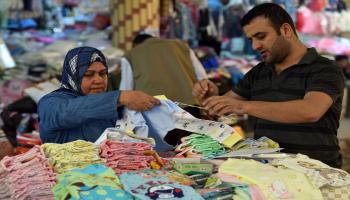 سوق للثياب في بغداد/ مجتمع (كارل كورت/ Getty)