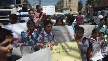 فلسطينيون يحتجون ضد تقليص خدمات "أونروا" (العربي الجديد)