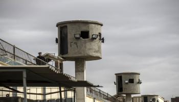 برج المراقبة في سجن طرة المصري (Getty)