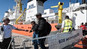 إنقاذ مهاجرين في البحر المتوسط (لويزا جولياماكي/فرانس برس)