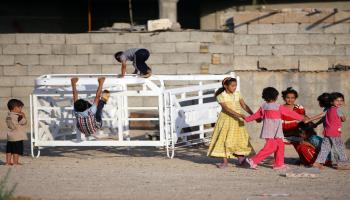 أطفال مهجرون إلى قرية قرب ديالى (علي السعدي/فرانس برس)