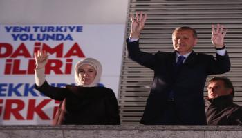 أردوغان يرفع شارة رابعة بعد النصر في الانتخابات المحلية