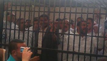 طلاب جامعة الزقازيق داخل قفص الاتهام (العربي الجديد)