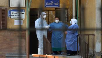 أعضاء من الطاقم الطبي بمستشفى إمبابة في القاهرة (Getty)