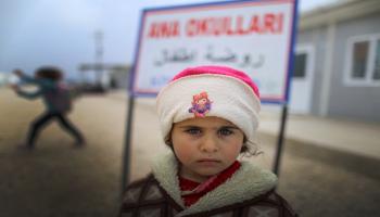 طفلة سورية نازحة في مخيّم للاجئين