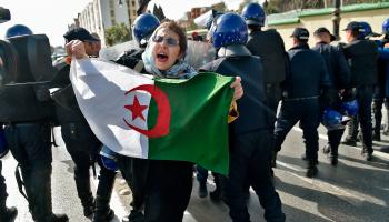 الجزائر\خلال تفريق تجمع لصحافيين ومحامين العام الماضي(رياض كرامدي/فرانس برس)