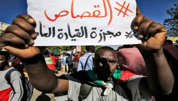 يطالب السودانيون بمحاسبة المسؤولين عن المجزرة (أشرف شاذلي/فرانس برس)