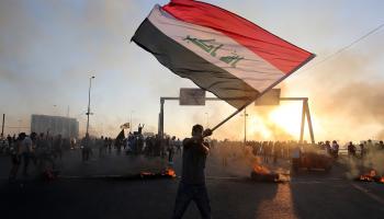 متظاهر في بغداد (أحمد الرباعي/ فرانس برس)
