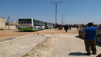 حافلات تنقل المهجرين من درعا إلى إدلب(تويتر)