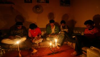 يمنيون يذاكرون على أضواء الشموع