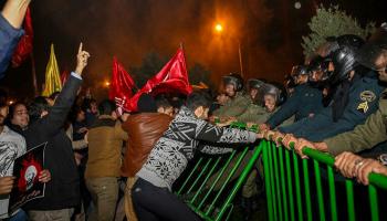 محتجون ايرانيون يرمون زجاجات حارقة امام القنصلية السعودية