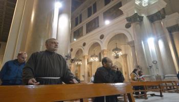 مصلون في كنيسة للكاثوليك في القاهرة(خالد دسوقي/فرانس برس)